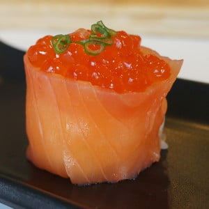 Røget laks Gunkan Sushi med Tobiko