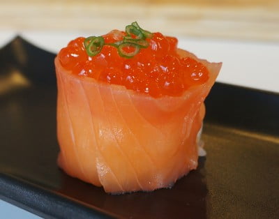 Røget laks Gunkan Sushi med Tobiko