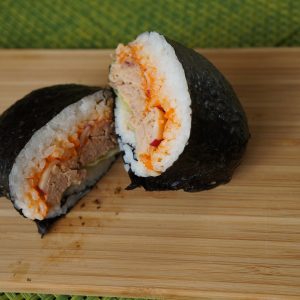 Krydret (dåse) tun Onigirazu sushi sandwich