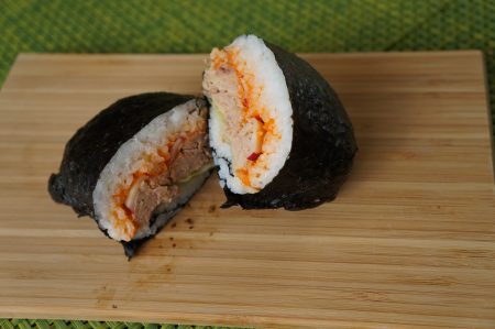 Krydret (dåse) tun Onigirazu sushi sandwich